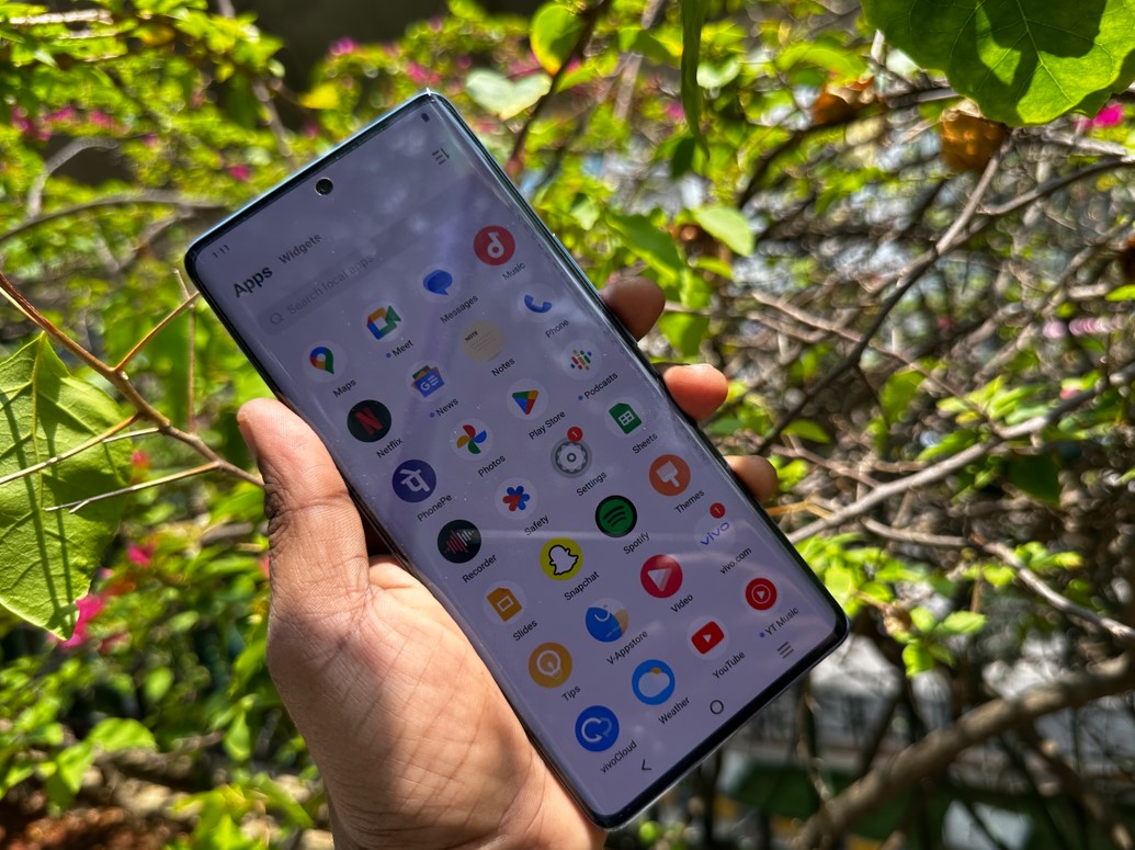 Vivo V27 5G. Credit: DH Photo/KVN Rohit