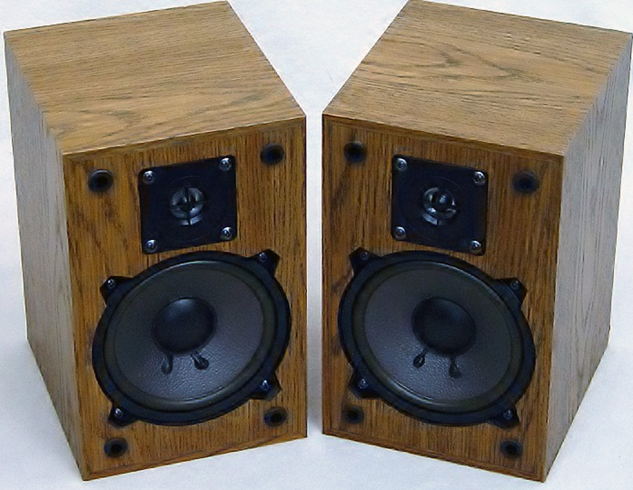 Bookshelf speakers. Picture credit: commons.wikimedia.org/ Ainsley117