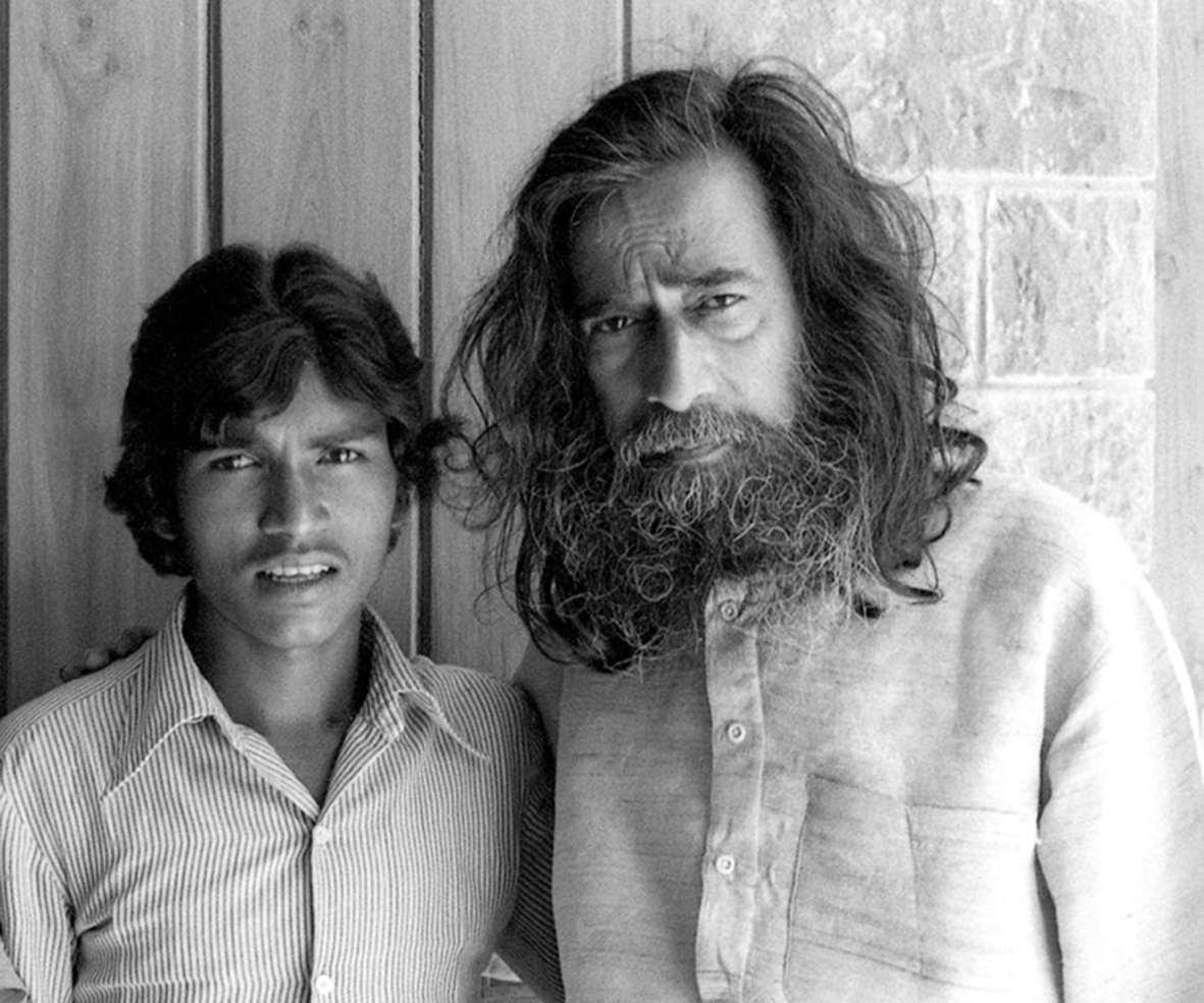 Born in a community of Pardhan Gond, customarily made up of storytellers and musicians, Jangarh’s (left) talent came out initially as a skilled flutist.He was just 19 when veteran artist J Swaminathan noticed his special gifts and unique skills, and invited him to Bhopal.