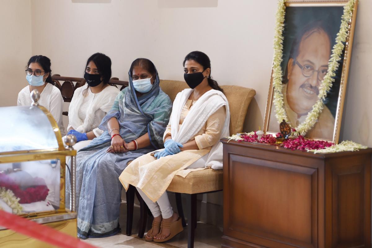 Political leaders, relatives pay last tributes to Amar Singh