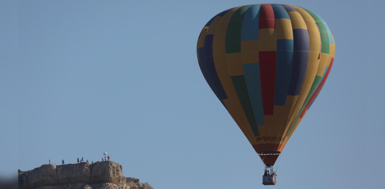 Pilot passes away after hot air ballon crashes near Rhine; two passengers injured