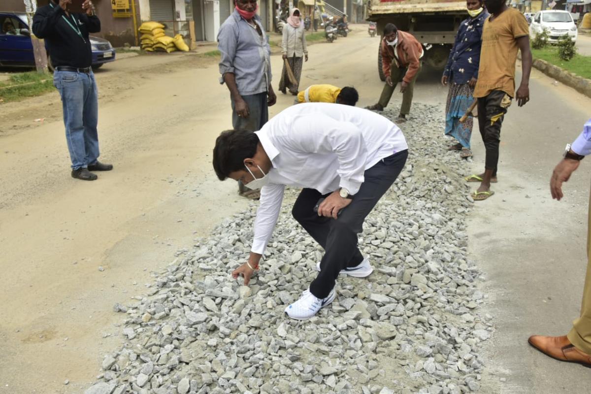 Shoddy pothole-filling riles Bengaluru mayor