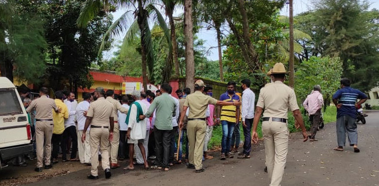 Karnataka Congress workers attempt to obstruct MPs PMGSY foundation laying programmes