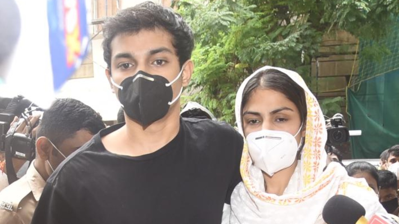 Bombay HC adjourns Rhea, Showik Chakraborty's bail plea till Sept 29