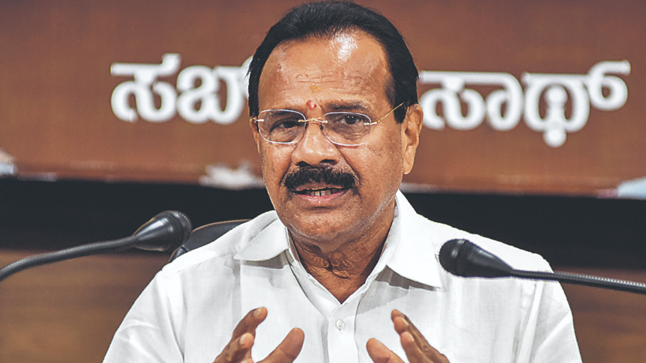 Minister Gowda asks govt run fertiliser firms to ensure sufficient quantity during coming Rabi season