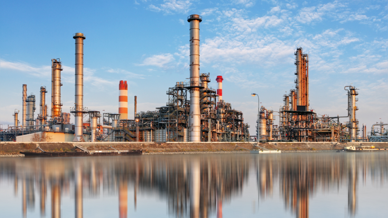 Crude oil futures decline to 3.03% on low demand
