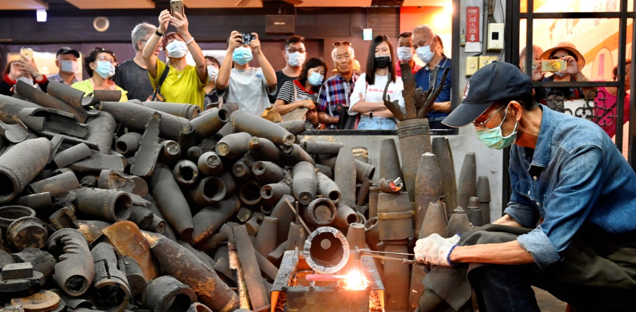 Taiwanese blacksmith turns Chinese artillery shells into knives