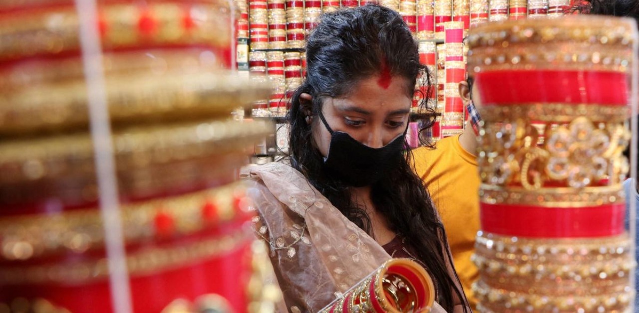 'Dilwale Dulhania Le Jayenge' to 'Baghban': 5 Bollywood movies that celebrate the essence of Karva Chauth