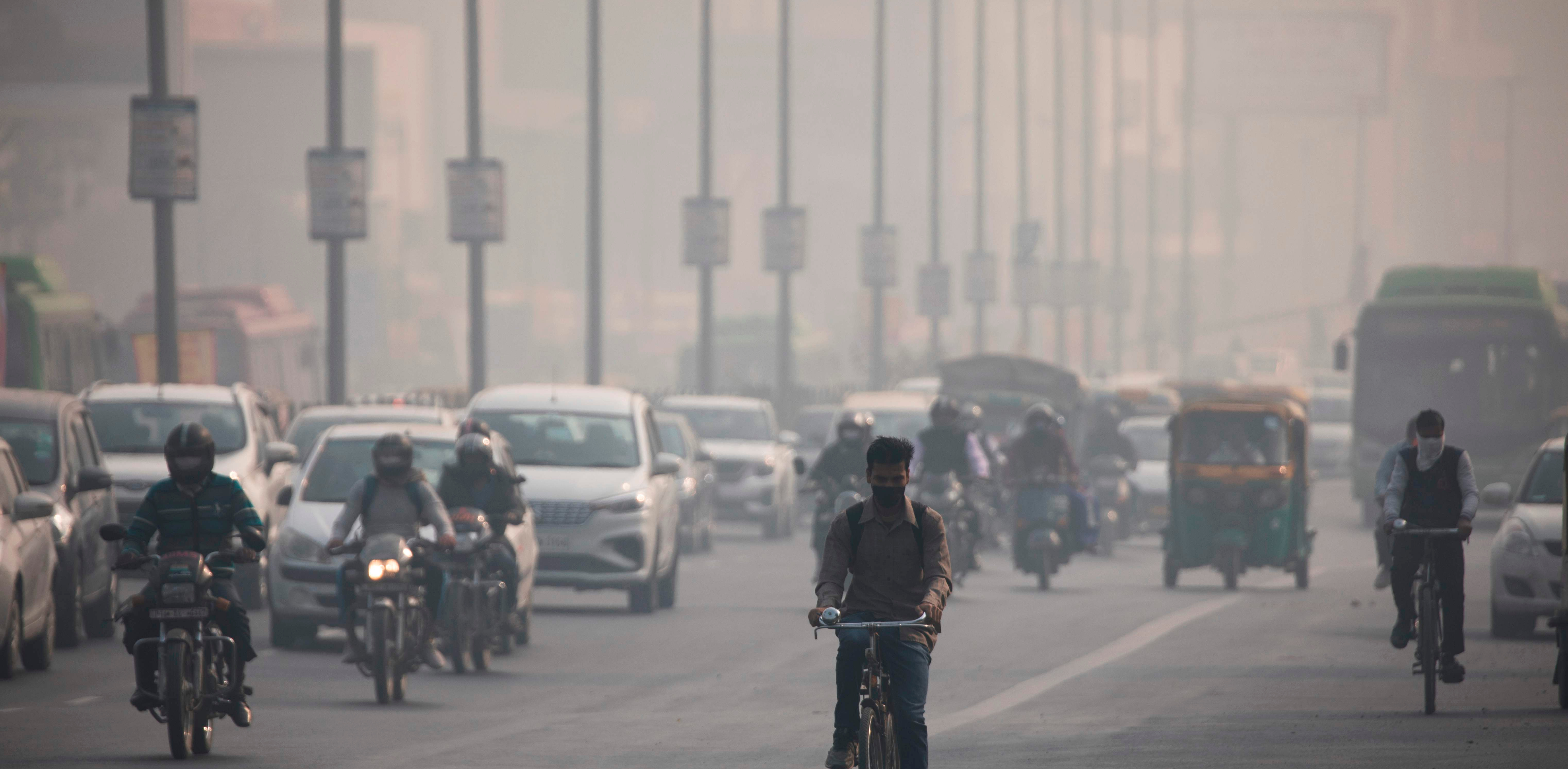 Delhi fears the worst amid smog cloud and coronavirus wave