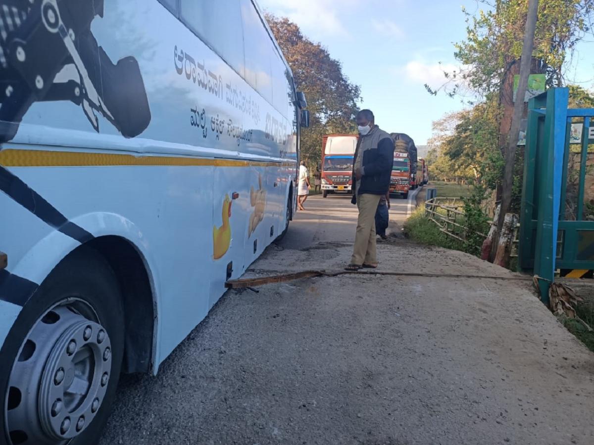 Traffic jam on Bandipur route as bus gets stuck midway