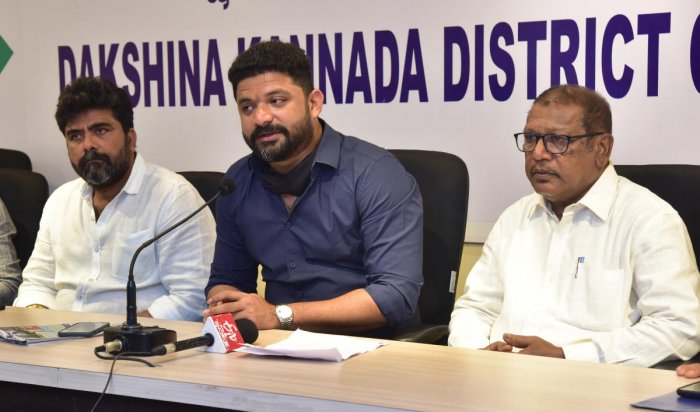 'Form special team to nab culprits behind derogatory writings on fake notes'