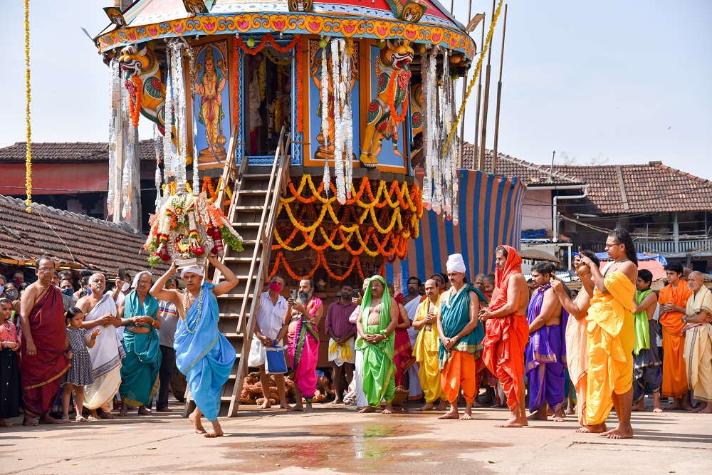 Serving meals to devotees resume in Udupi