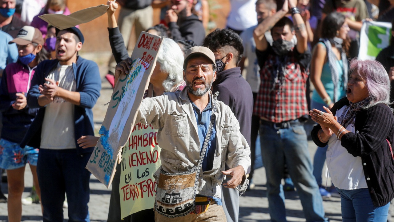 Protesters in Argentina attack bus carrying president Alberto fernandez