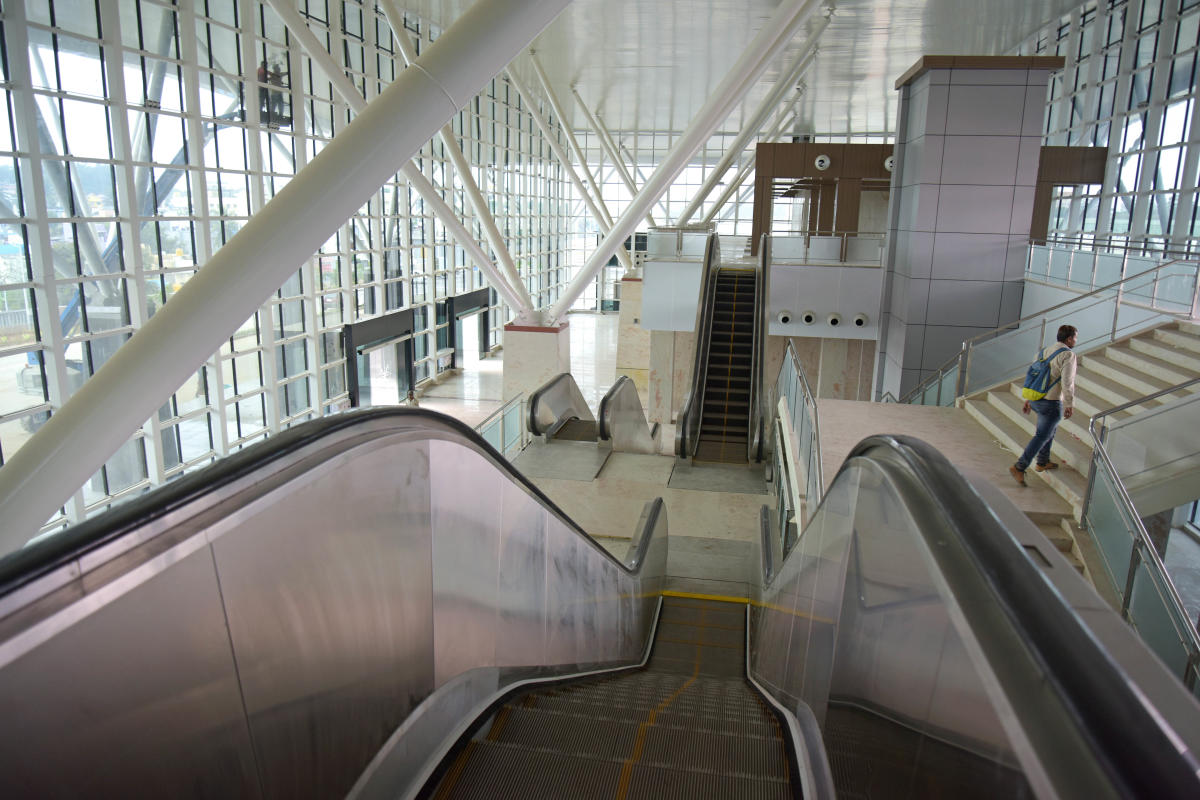 An escalator at the Visvesvaraya Terminal in Baiayappanahalli, Bengaluru. DH PHOTO/PUSHKAR V