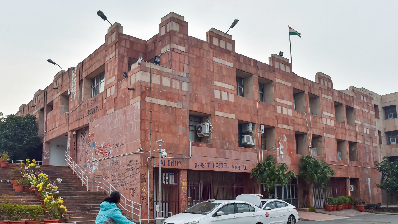 DU teachers protest at Vice Chancellor's office against 'Pattern of Assistance' document; to continue shut down