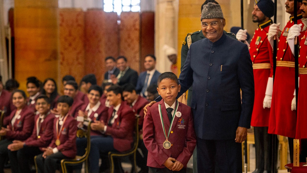 What awards and honours are given out on Republic Day?