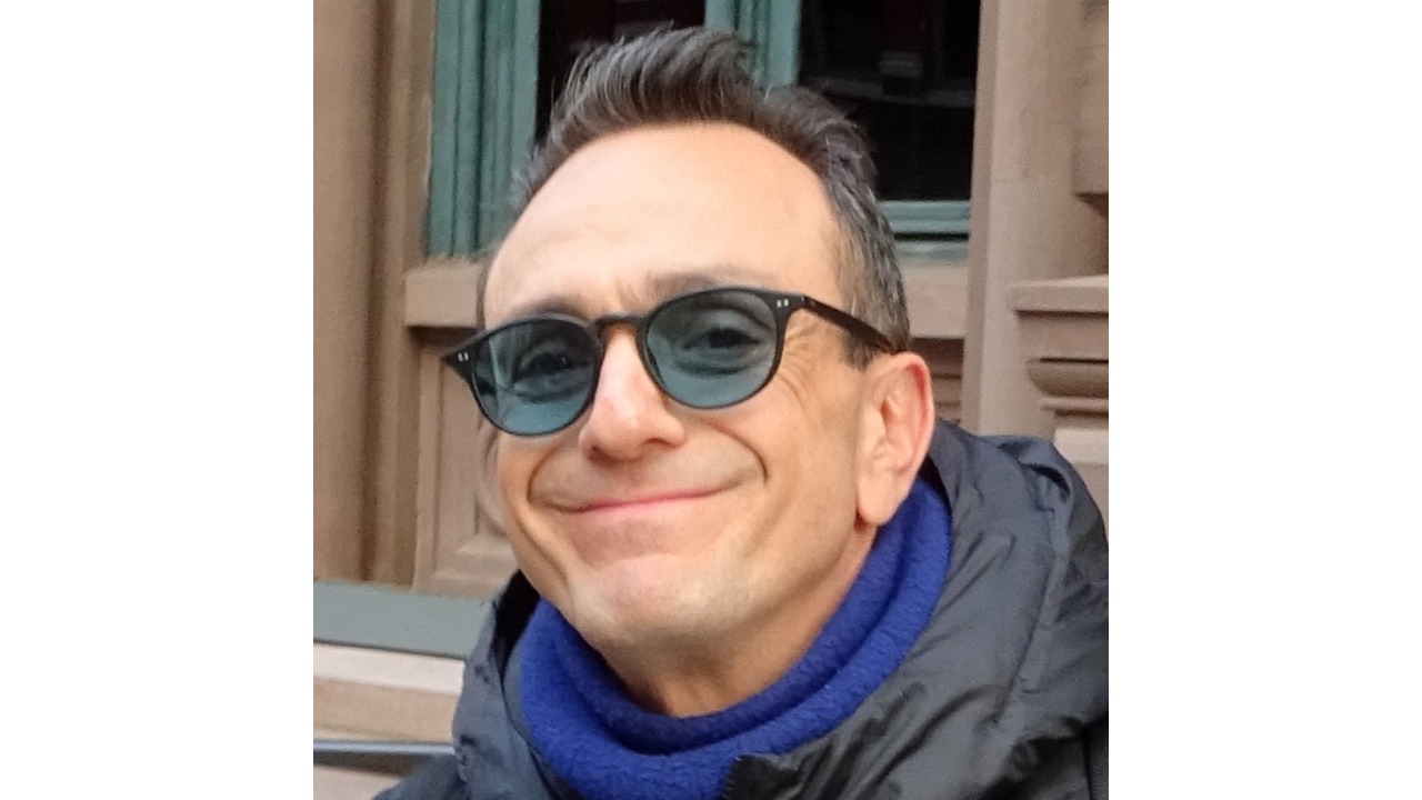 'Simpsons' actor Hank Azaria feels he needs to apologise to every Indian for voicing 'Apu'
