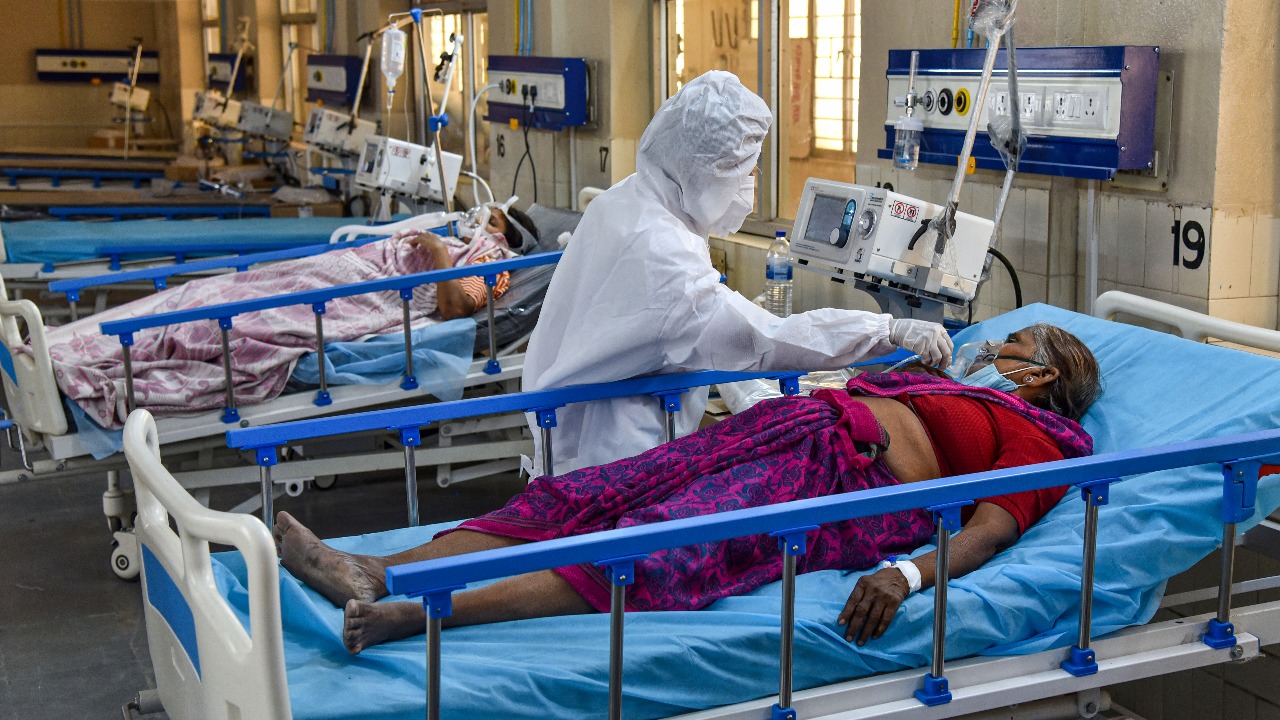 Pandemic aid begins to arrive in Covid-stricken India