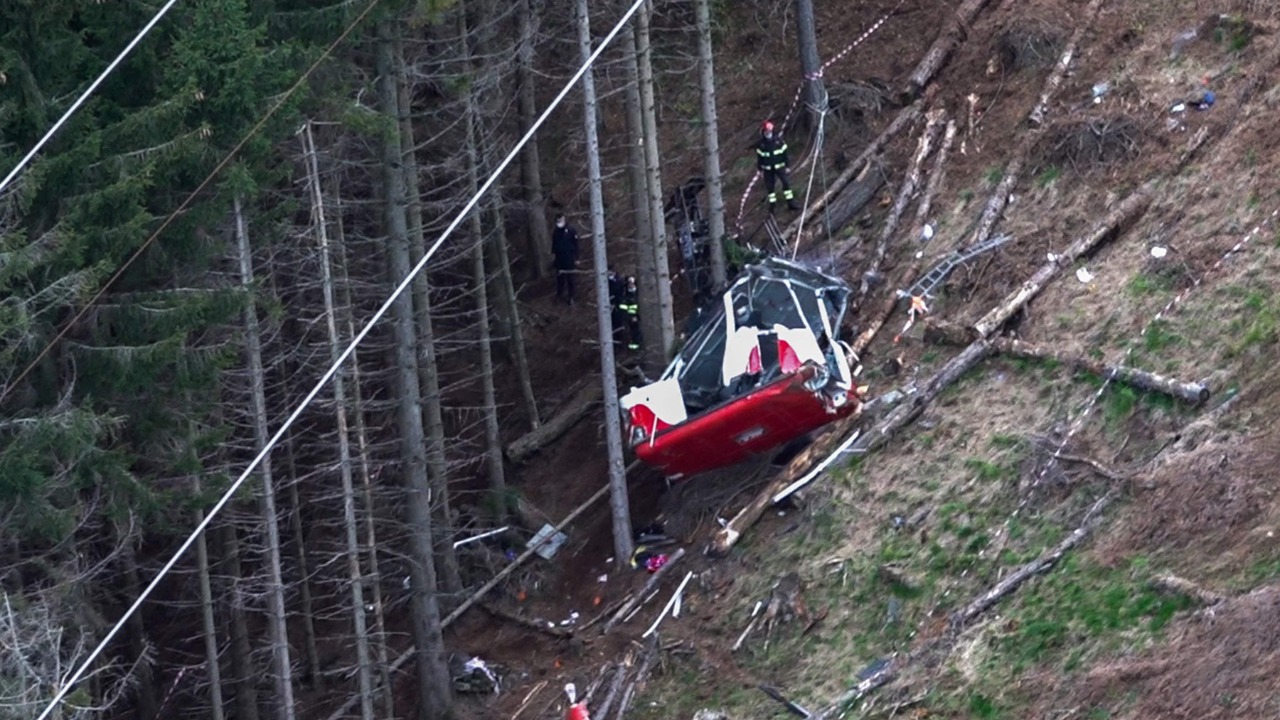 Three arrested over Italian cable car disaster
