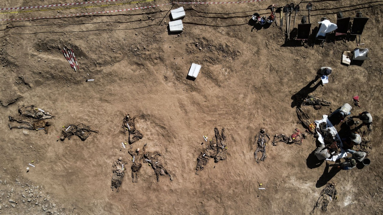Iraq opens mass grave to identify IS victims