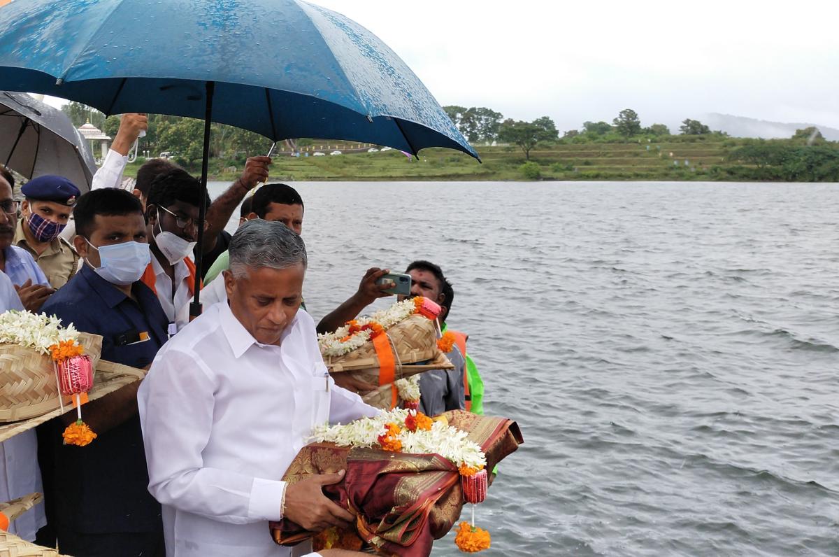 Somanna offers 'bagina' at Harangi reservoir