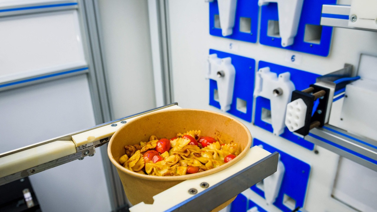 Kitchen robot in Latvia cooks up new future for fast food
