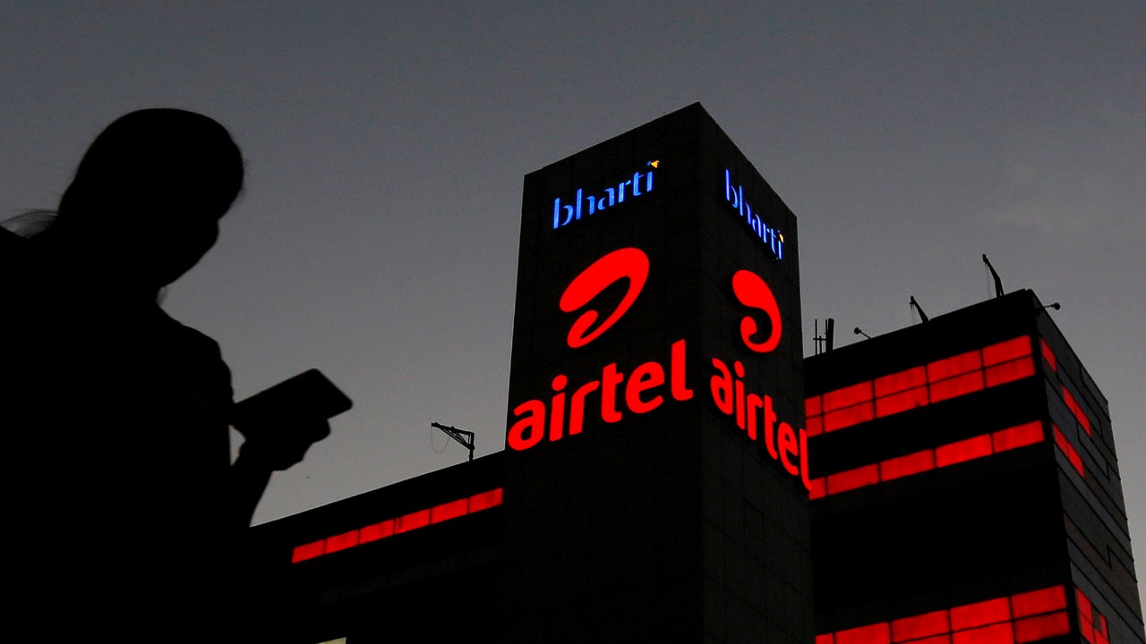 Airtel logo.
