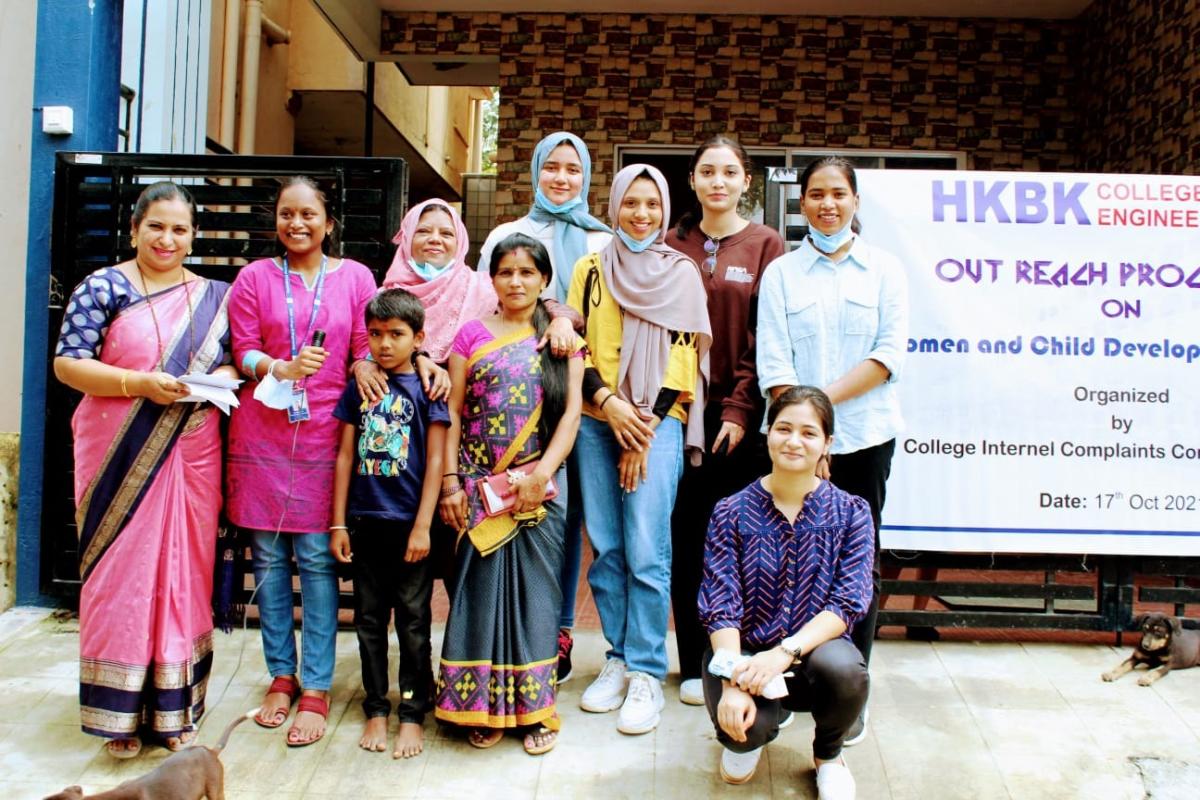 Students visit construction site workers, inform them about financial schemes by government