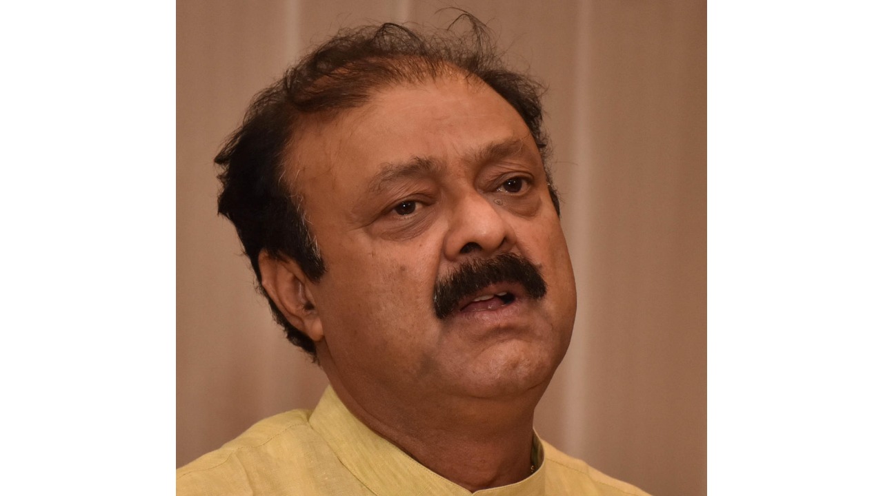 Minister becomes laughingstock at Republic Day event at Shivamogga