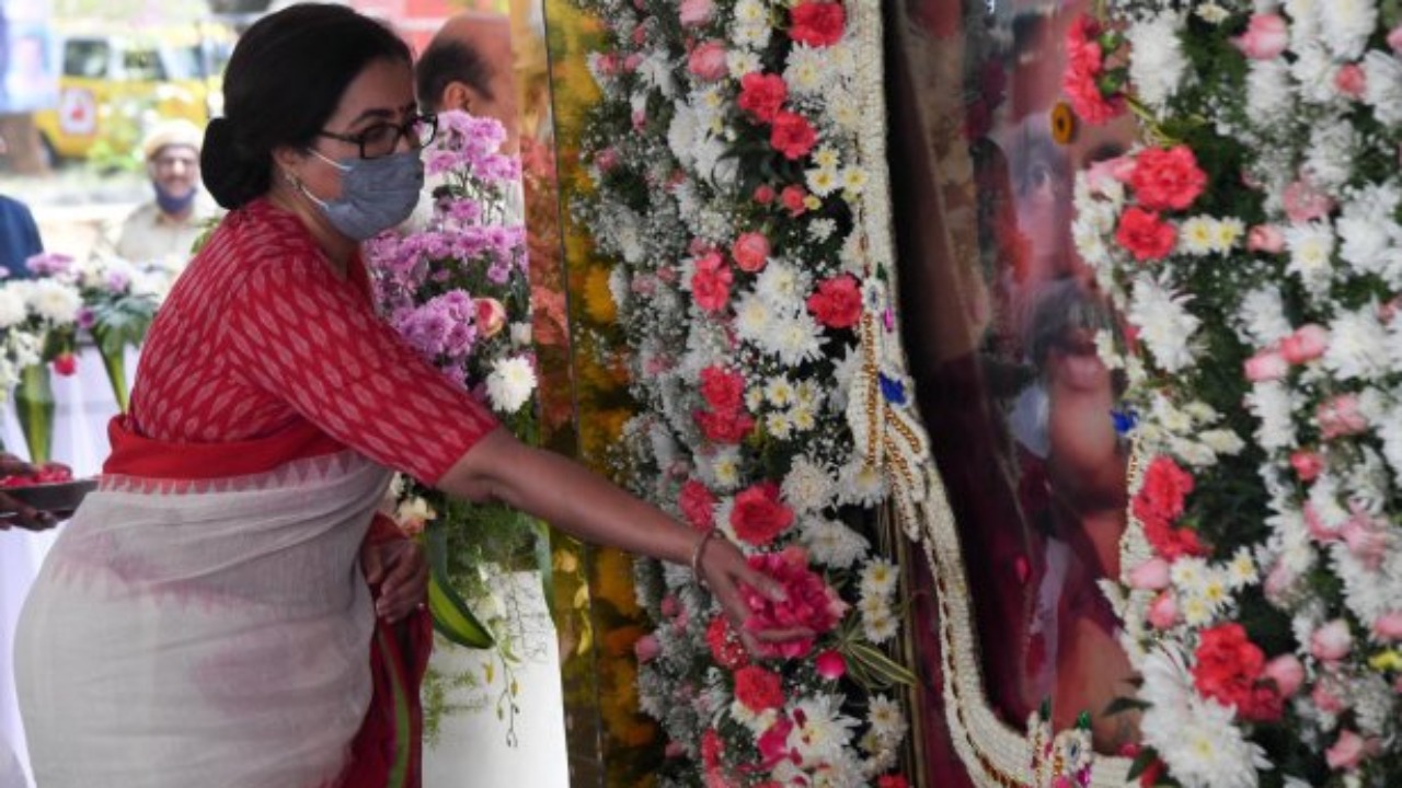 Bommai performs bhoomi puja for late actor Ambareesh memorial