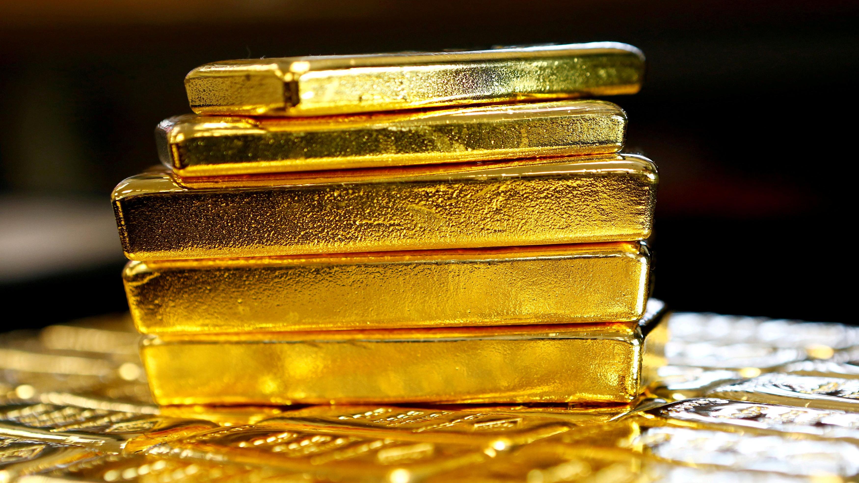 Gold falls by Rs 300 to Rs 1,25,300/10g as firm dollar, trade optimism curb safe-haven demand