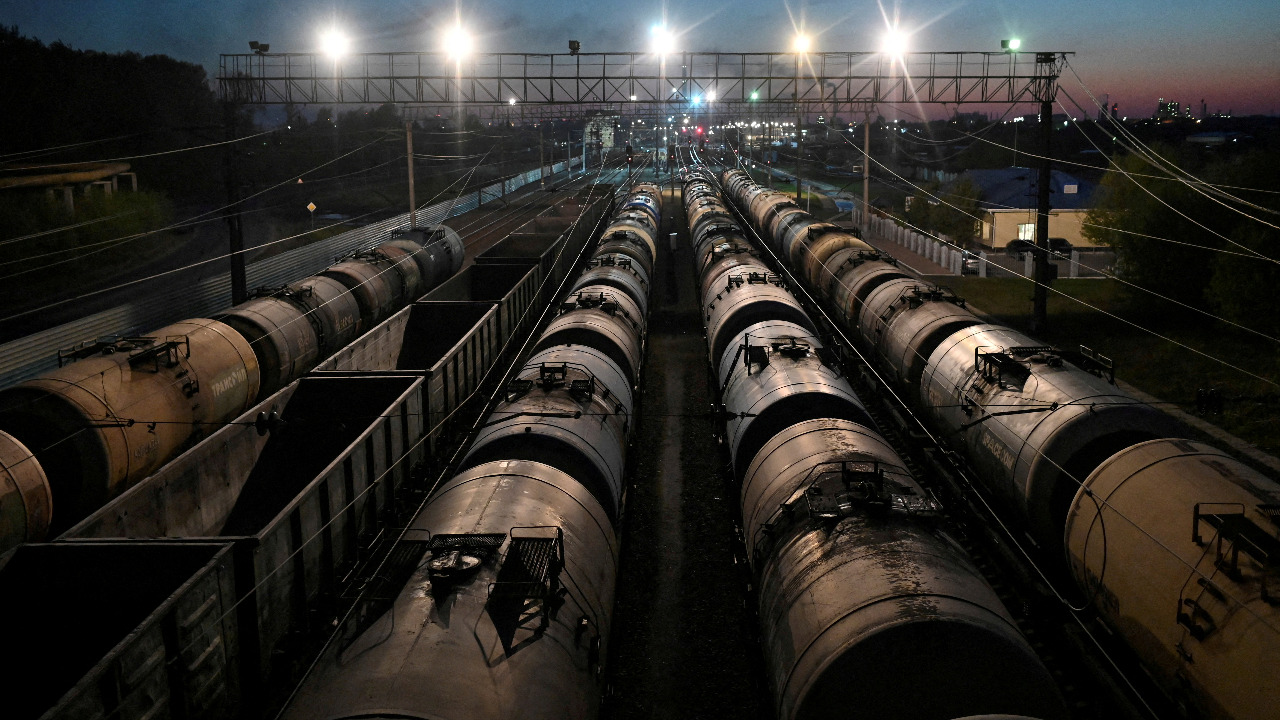 Who is still buying Russian crude oil?
