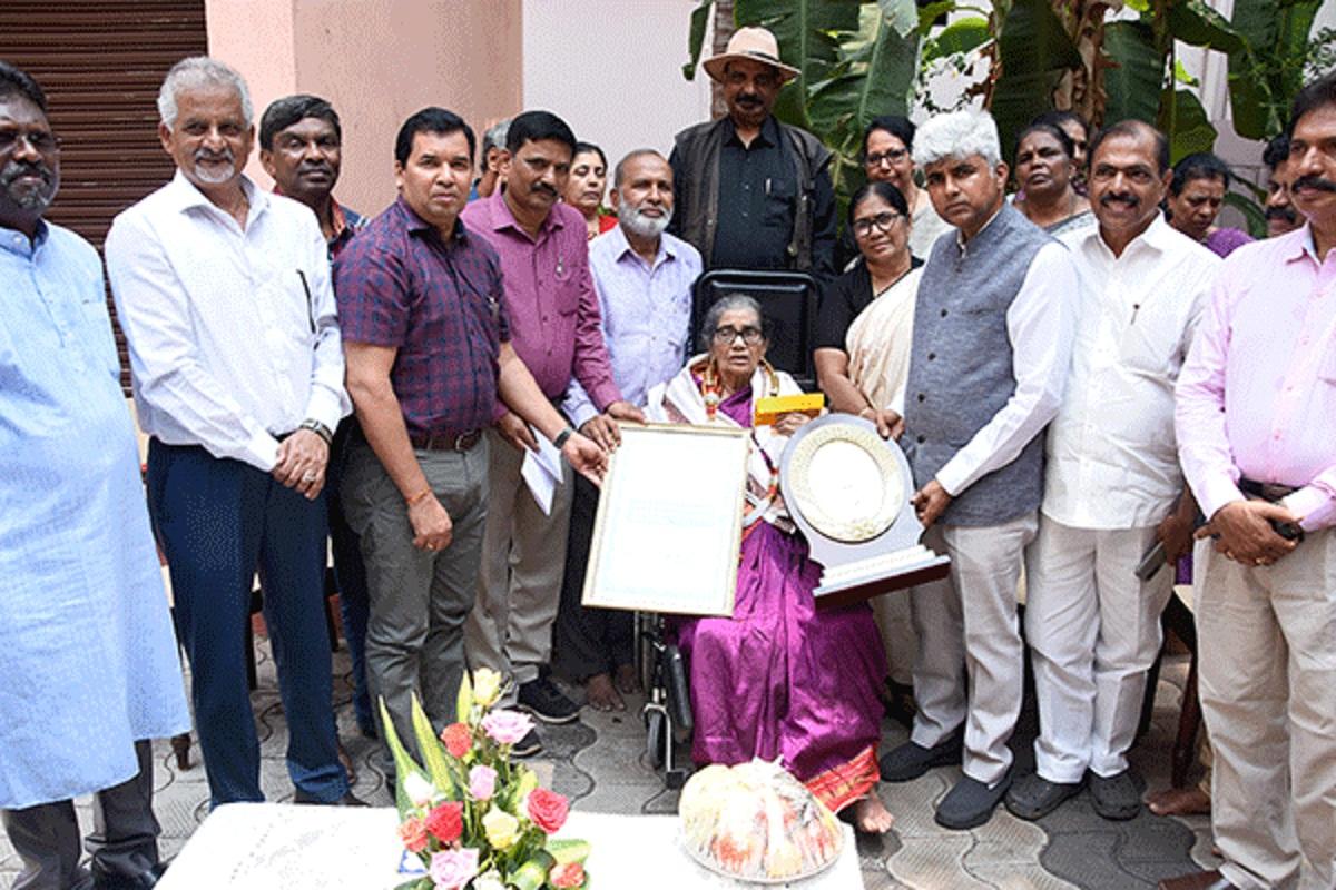 Baraguru Award presented to Sara Aboobakar