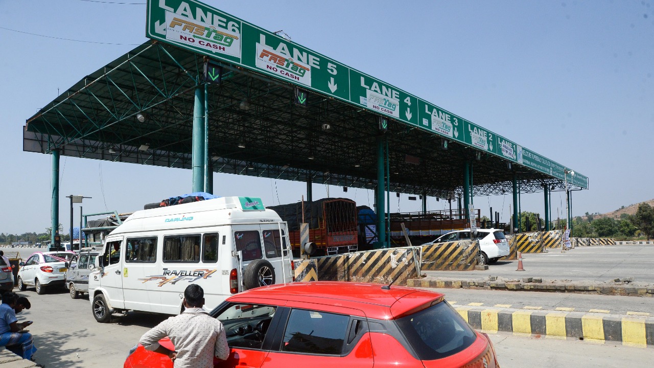 BKU (Chaduni) faction farmers make passage free at toll points in Karnal, Ambala
