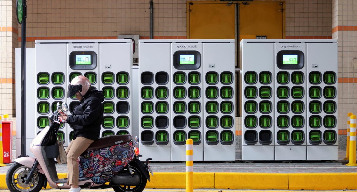Niti Aayog releases draft battery swapping policy