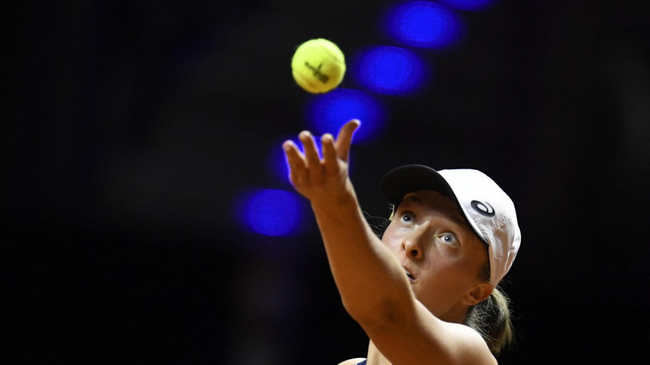 Swiatek beats Raducanu to extend winning run in Stuttgart