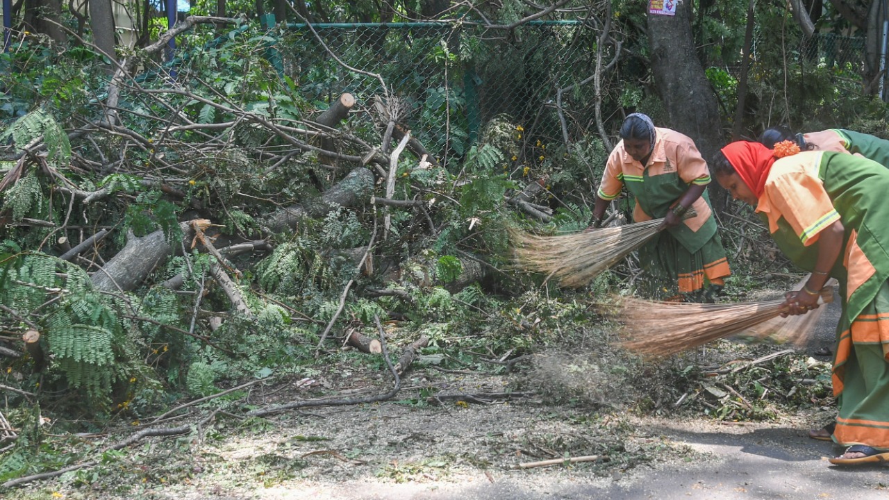 Thunderstorm batters Dharwad, Ballari districts