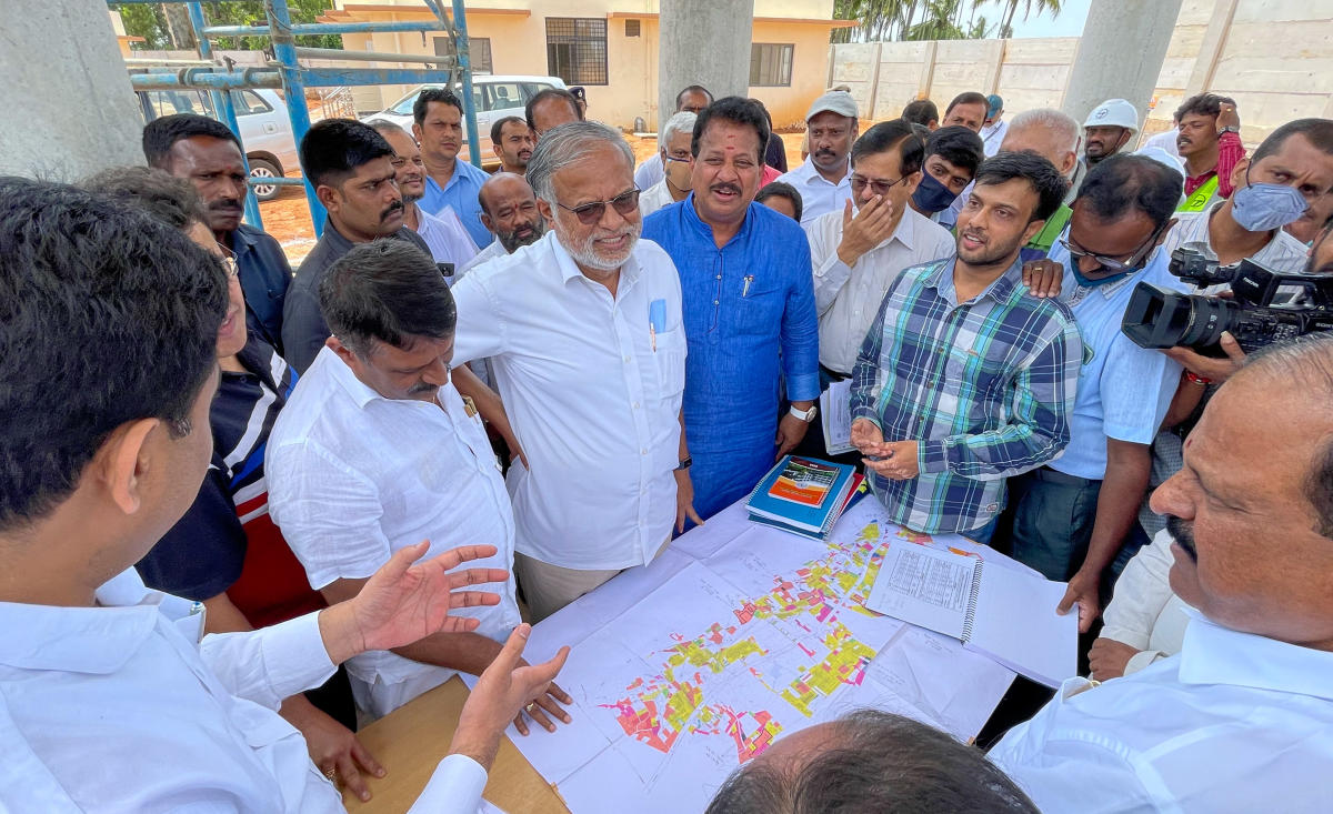 MLA panel inspects Nadaprabhu Kempegowda Layout 