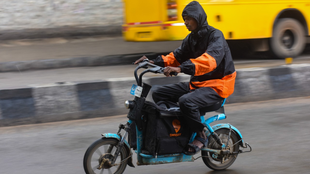 DH Radio | Last-mile delivery logistics: Going electric in a big way