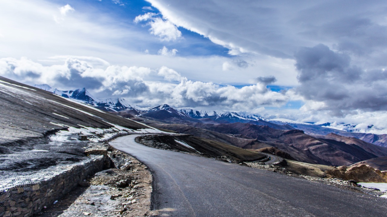 How to travel from Delhi to Manali in an electric vehicle 