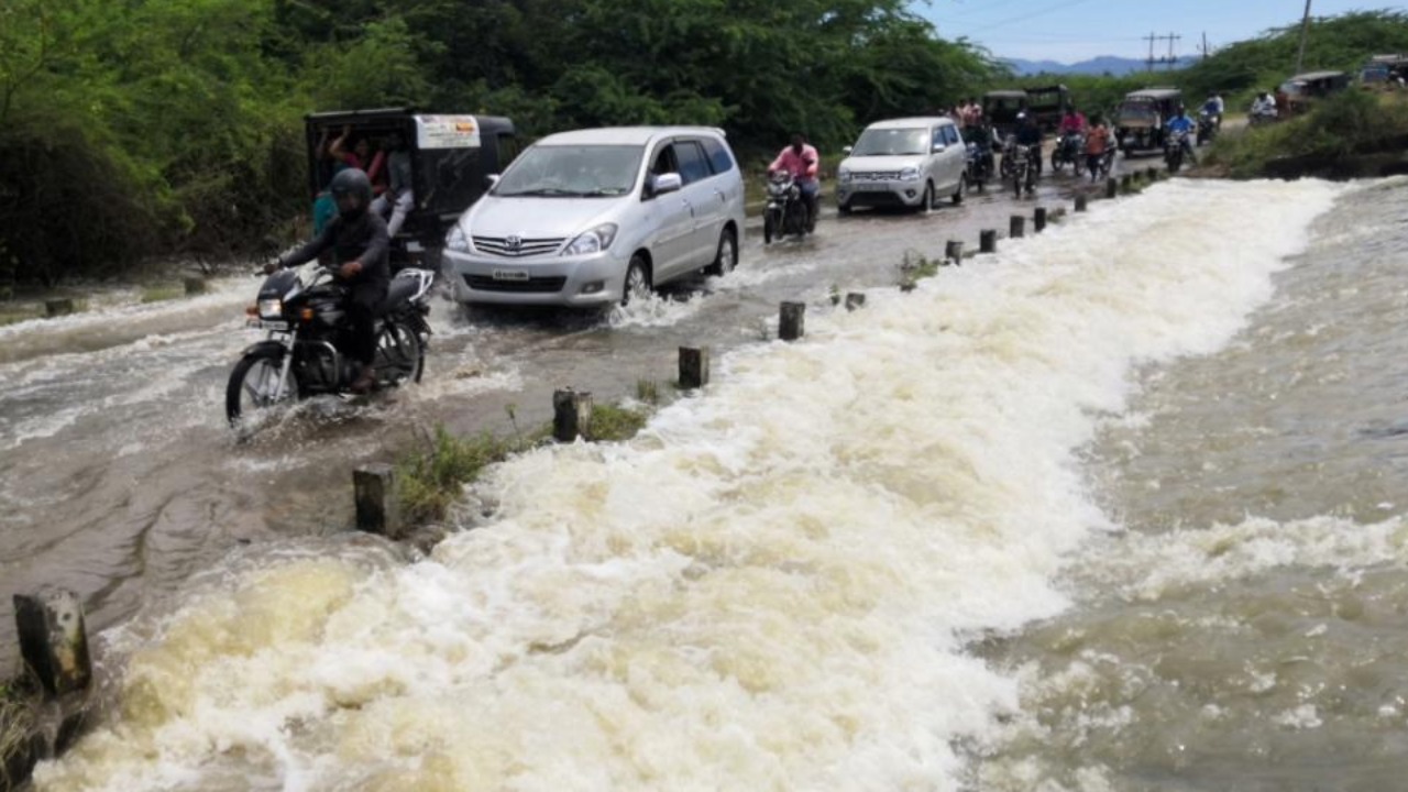 No let-up in rain fury, unprecedented rain leaves many villages in Ch'nagar marooned