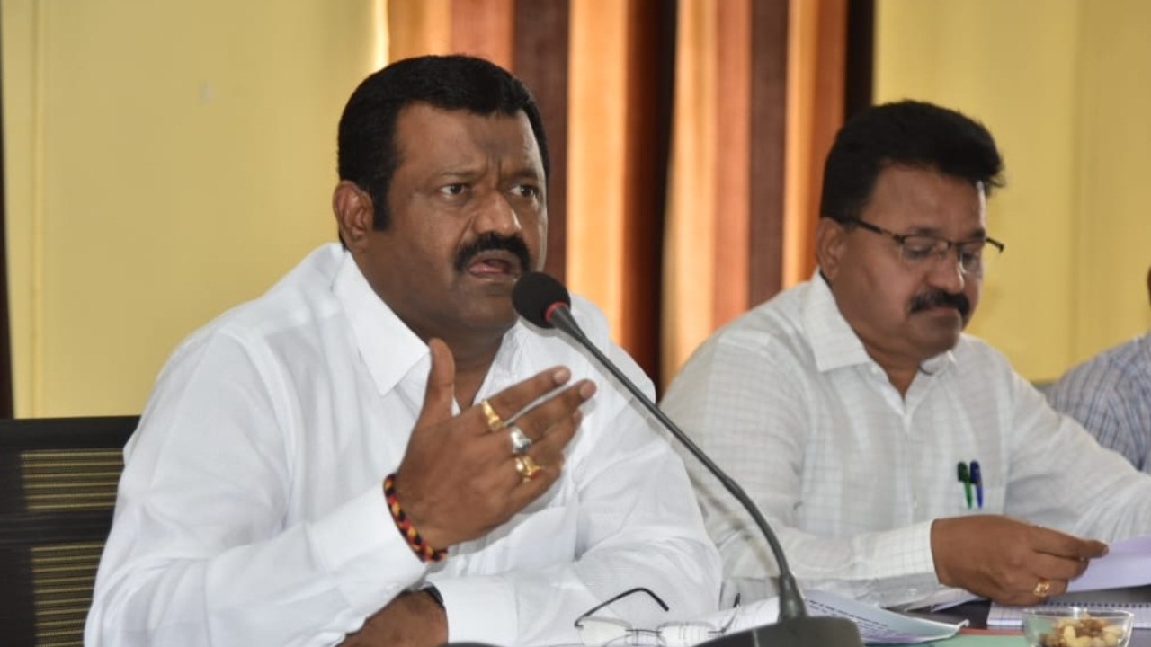 Chaos during inconclusive Karnataka government meet with farmers, sugar factories