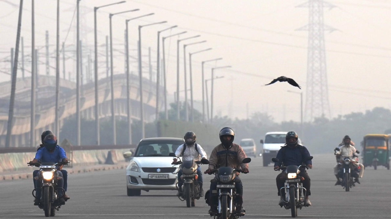 Delhi air in 'very poor' zone, farm fire smoke may push it to 'severe'
