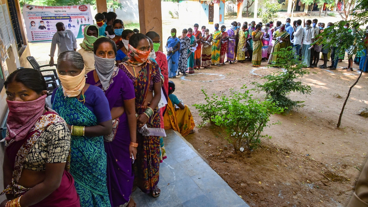 Munugodu bypoll: Many voters receive cash from both parties, say 'now, its our choice'