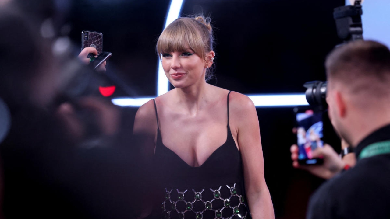 Taylor Swift wins most prizes at MTV Europe Music Awards