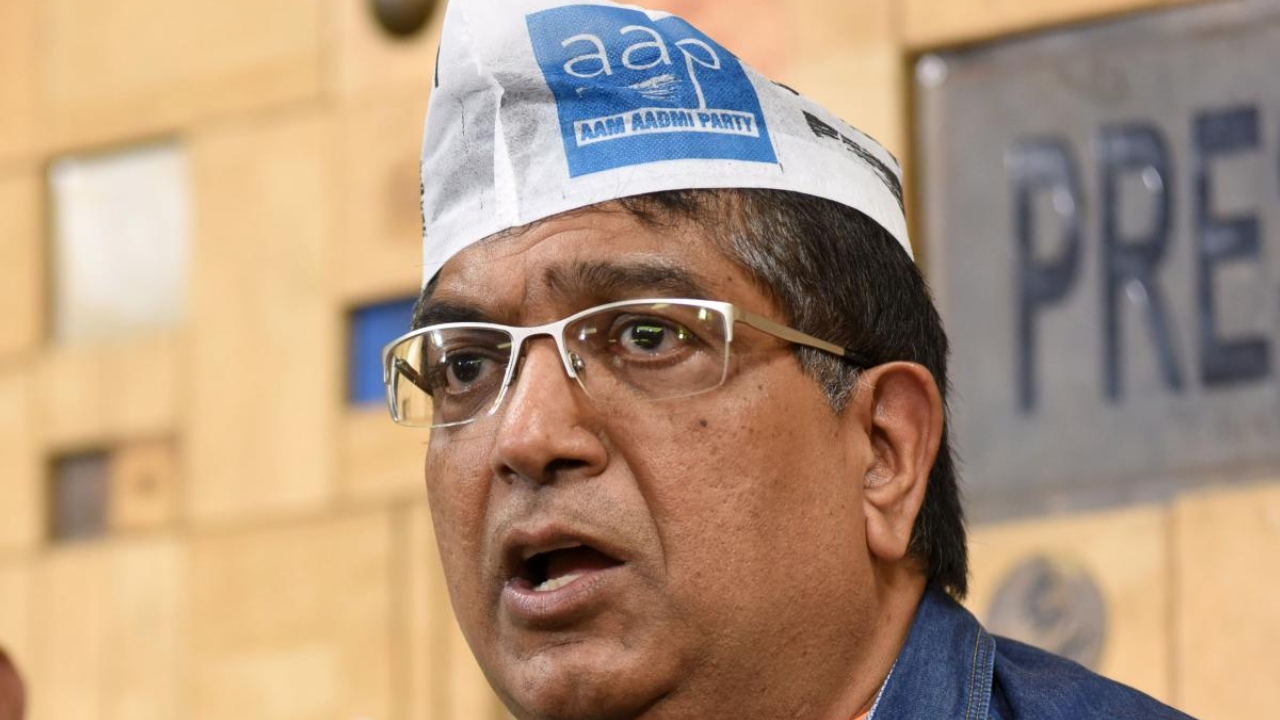AAP workers detained during protest against potholes