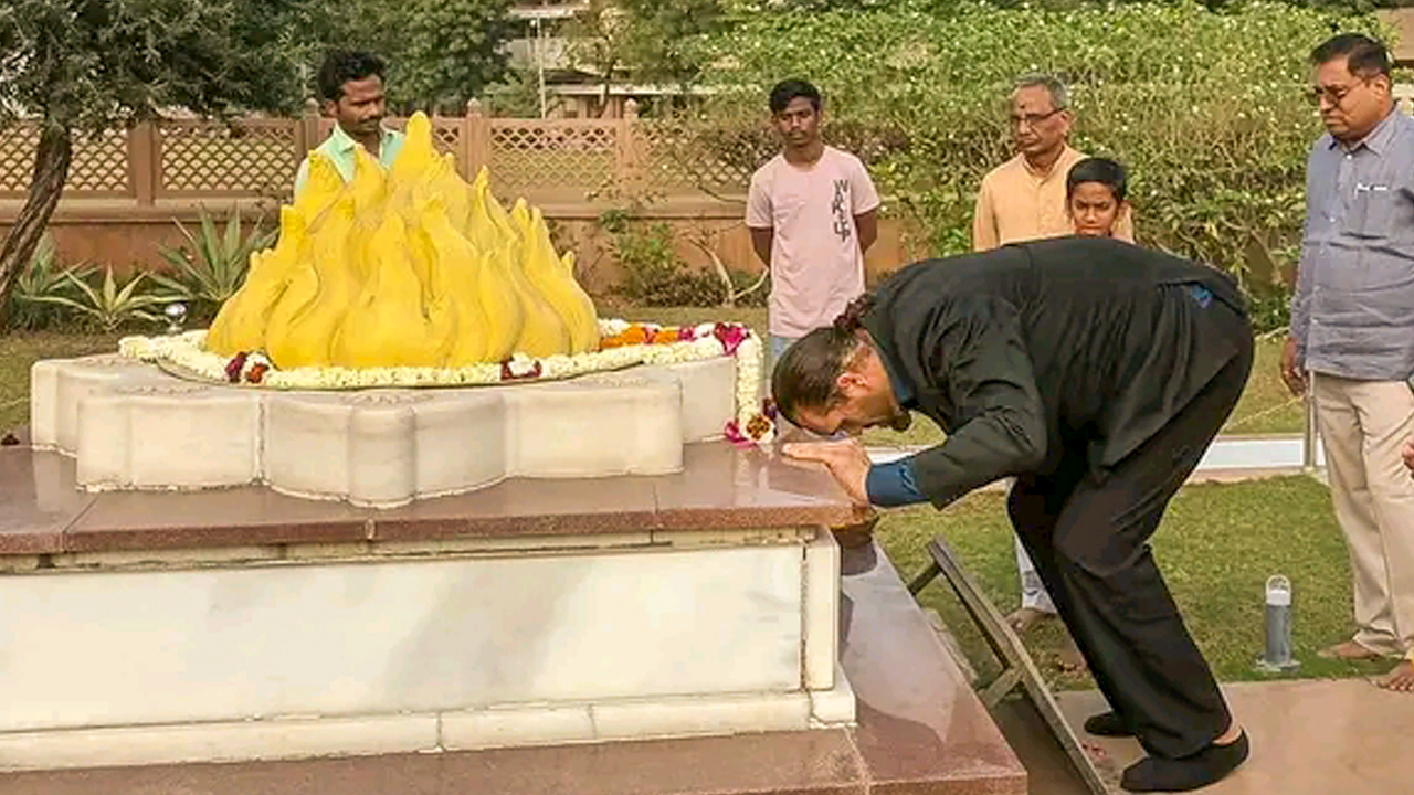Wrestler 'The Great Khali' visits RSS headquarters, pays tribute to Hedgewar, Golwalkar