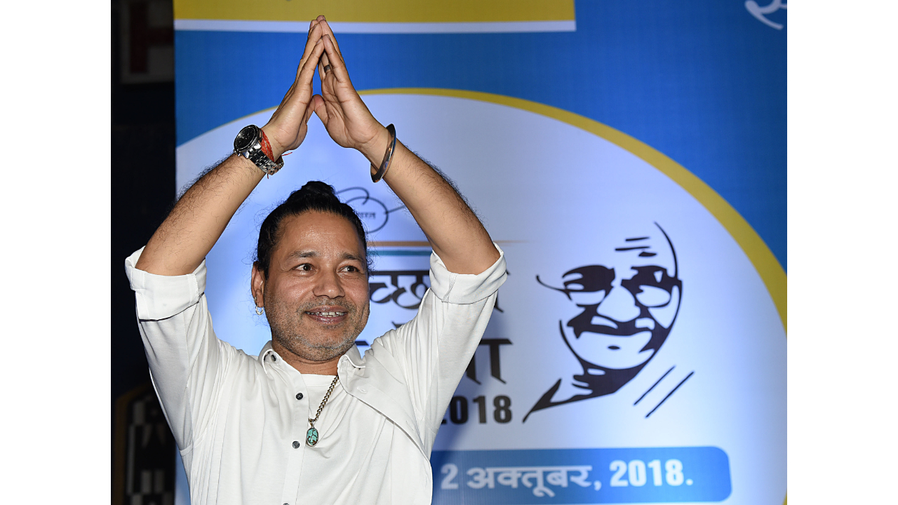 Two youths detained for throwing bottles at Kailash Kher in Karnataka