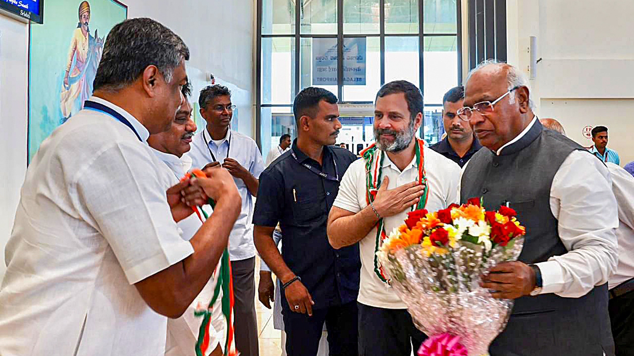 Rahul Gandhi, Mallikarjun Kharge arrive in Karnataka, to address public rally
