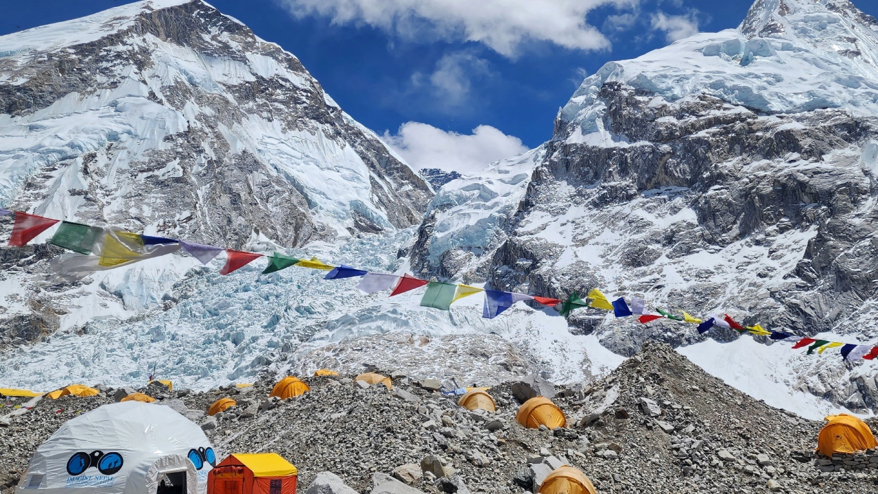 Search called off for missing Nepali climbers on Everest
